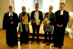 Oberkirchenrätin Gudrun Mawick (l.) und Pfarrer Cornelius Grohs (r.) zusammen mit der Prädikantin Dorothee Breger, dem Prädikanten Matthias Rensch und der Prädikantin Anke Michels.