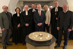 Mit einem Gottesdienst wurden Pfarrer Thomas Feld (3. von links) und Uwe K. Kollmann (5. von links) verabschiedet. An der Verabschiedung waren (v. l.) Pfarrer Ingmar Hammann, Pfarrerin Julia Neuschwandner, Kreispfarrer Lars Dede, Landrätin Karin Harms, Bischof Thomas Adomeit und Aufsichtsratsmitglied Ralf Kurzweg beteiligt. Fotos: Diakonisches Werk / Kerstin Kempermann